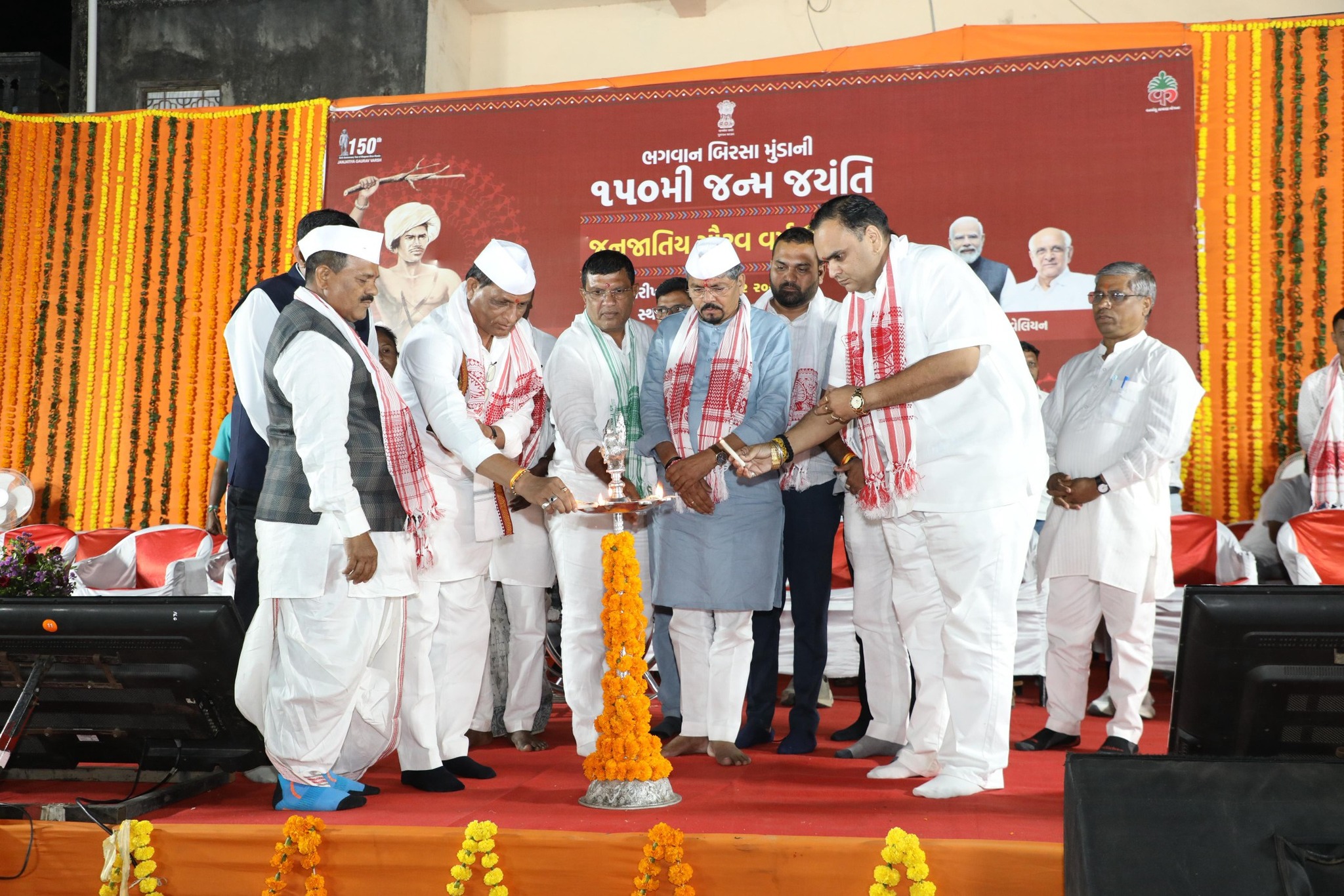 તા.૧૧-૧૧-૨૦૨૫ ના રોજ સુરત જિલ્લાના માંડવી ખાતે ભગવાન બિરસા મુંડાજીની ૧૫૦મી જન્મજયંતિ નિમિત્તે જનજાતિ ગૌરવ વર્ષ ઉત્સવ કાર્યક્રમમાં માંડવીના ધારાસભ્ય તથા પૂર્વ રાજ્યમંત્રી કુંવરજીભાઇ હળપતિની ઉપસ્થિતિમાં ભવ્ય સ્વાગત કરવામાં આવ્યું હતું.